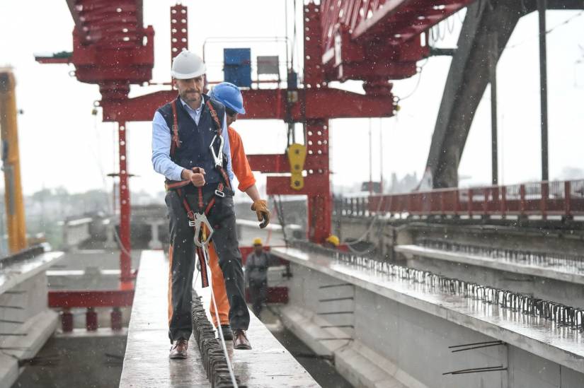 Pullaro recorrió el nuevo puente Santa Fe-Santo Tomé, que ya tiene un avance del 74 %
