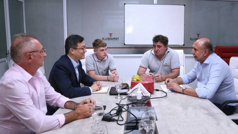 Perotti visitó la planta frigorífica de la empresa Tomasello en Ricardone