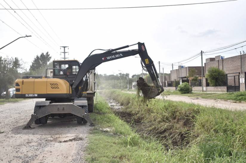 La Municipalidad avanza con la limpieza anual de canales a cielo abierto