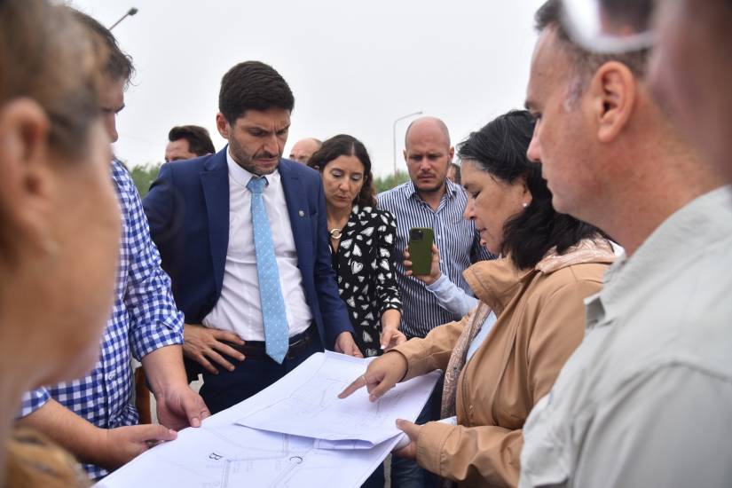 Pullaro recorrió localidades del sur provincial con agenda de obra pública y la producción