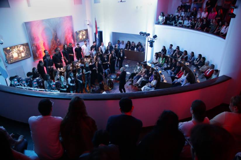 Con un show íntimo, Gloriana presentó Rewind en el Concejo Municipal