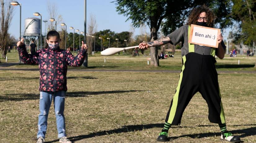 La Provincia promociona las medidas de distanciamiento social con propuestas de artistas callejeros