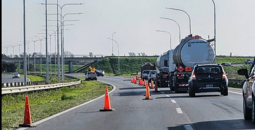 Por el avance de la obra del tercer carril de Autopista Rosario-Santa Fe, se implementan desvíos para camiones
