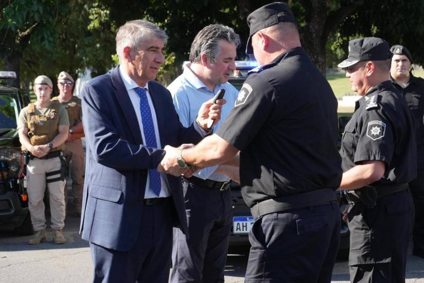 Seguridad: el Gobierno Provincial entregó más camionetas 0 km adaptadas para el patrullaje en la ciudad de Santa Fe
