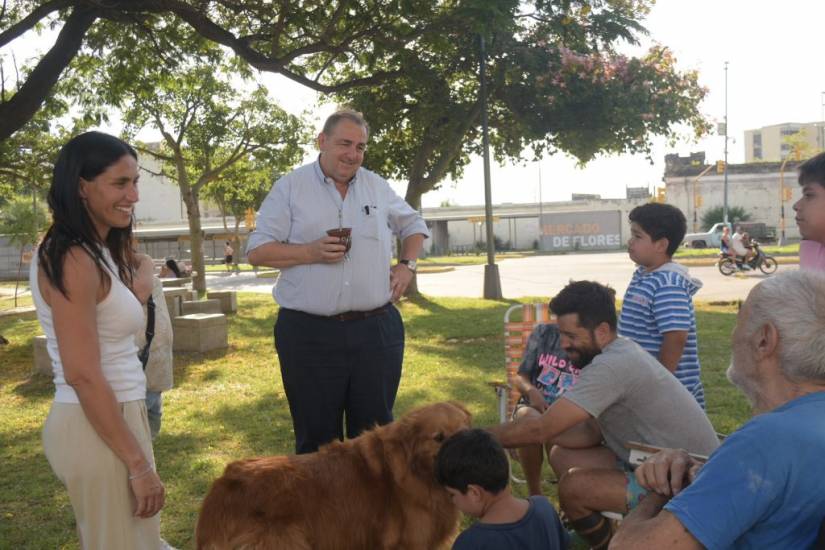 Vecinos de barrio Schneider disfrutan la renovada plaza Isabel la Católica